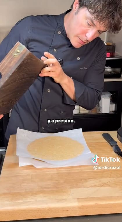 Aplastar la masa con algo d epeso y darle forma para cocinar en la freidora de aire