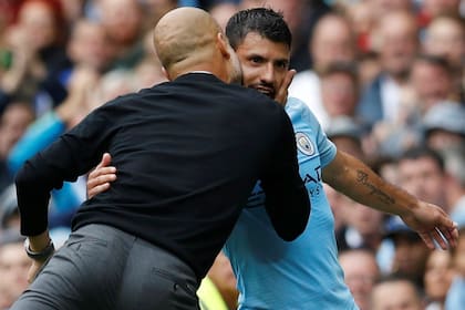 Aplauso y beso: Guardiola felicita a Agüero tras una de las tantas grandes actuaciones en el City