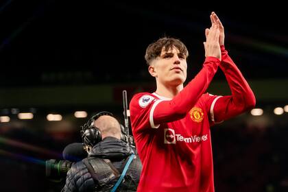 Aplausos de Alejandro Garnacho a los hinchas de Manchester United tras debutar hoy en la primera división, a los 17 años.