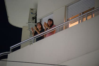 Aplausos en el barrio de San Nicolás por los trabajadores de la salud