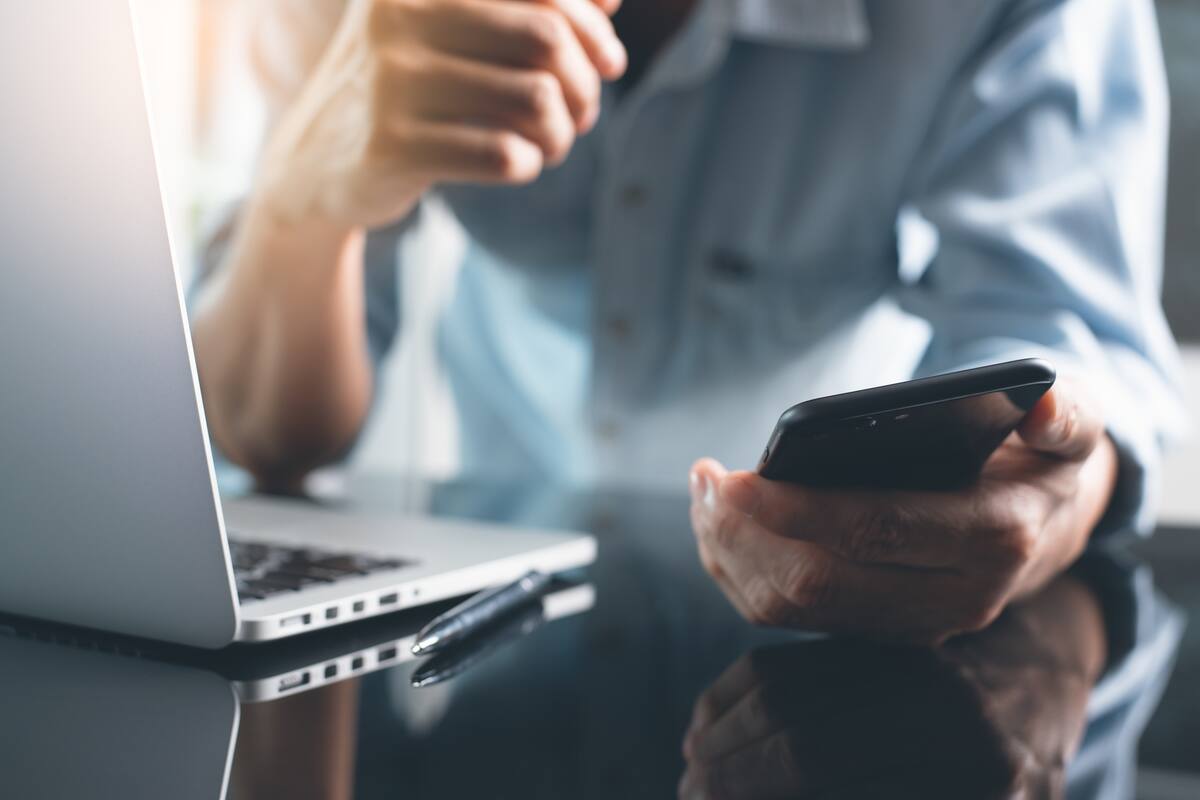 Aplicaciones como Zoom cuentan con funciones para controlar la atención de los asistentes, aunque algunos utilizan sus trucos para engañar al anfitrión de la reunión online