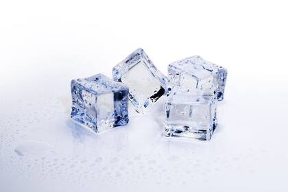 Aplicar hielo en el tobillo y levantar los pies se convierten en el complemento perfecto para desinflamarlo