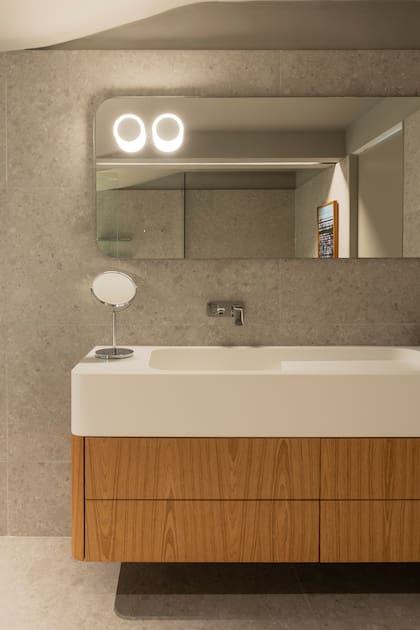 Aplique de iluminación en el espejo (Huup). Mueble y bacha hechos a medida (Fallone Studio). Grifería de pared (Folk Designer).