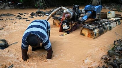 Apodadas "dragones" por los lugareños, las enormes máquinas utilizadas para extraer oro de los lechos de los ríos son culpadas de destruir el medio ambiente y financiar el crimen organizado
