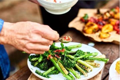 Apostar por una dieta mediterránea con presencia de verduras y aceita de oliva contribuye a una mejor salud coronaria