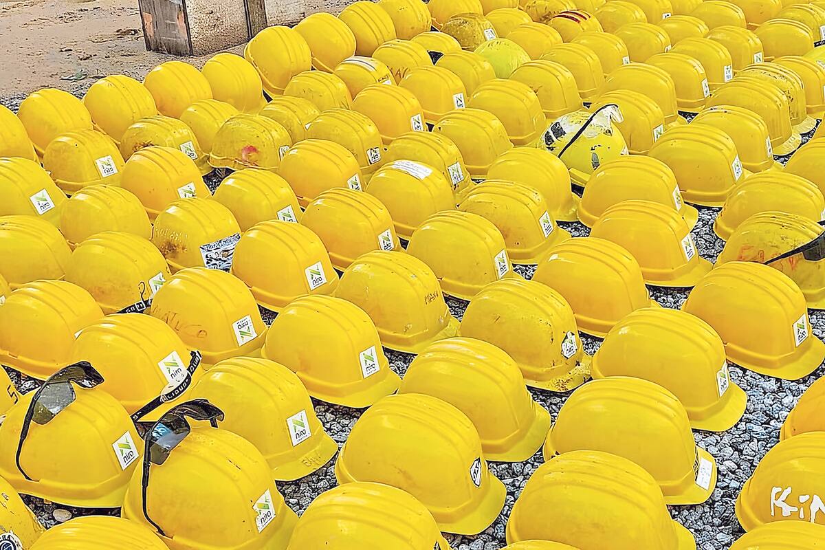 Apoyados sobre piedras, los cascos de los obreros que trabajaban en un proyecto del plan Procrear que quedó suspendido, en Wilde