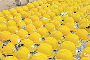 Apoyados sobre piedras, los cascos de los obreros que trabajaban en un proyecto del plan Procrear que quedó suspendido, en Wilde