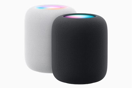 Apple anunció un HomePod de 2da generación; el parlante conectado ahora reconoce seis voces para interactuar con Siri, identifica alarmas que suenan en el hogar, e incluye un termómetro y un higrómetro para interactuar con Matter, el estándar abierto de domótica