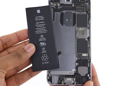 Apple baja el rendimiento del iPhone a medida que envejece la batería para evitar reinicios, pero para las autoridades europeas dicen que es para promover las ventas