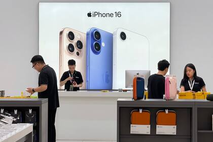 Apple con pocos incentivos para fabricar iPhones en EEUU, pese a guerra comercial de Trump con China