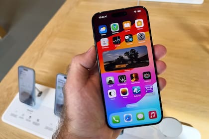 Apple ha cambiado sus políticas de reparación y garantía estándar para iPhone y Apple Watch para dejar de cubrir grietas finas en sus pantallas, que a partir de ahora pasarán a considerarse accidentales y, por tanto, responsabilidad de los usuarios