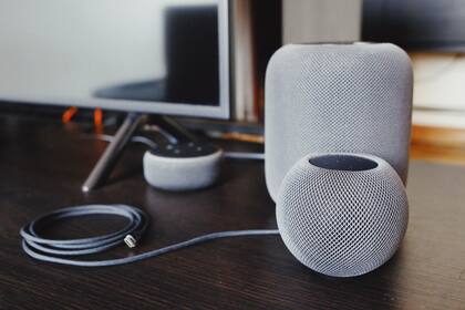 Apple HomePod, HomePod Mini y Amazon Alexa Echo Dot, los sistemas más utilizados en el mercado que ahora la Comisión Europea pone bajo la lupa por las limitaciones que imponen sus tecnologías propietarias