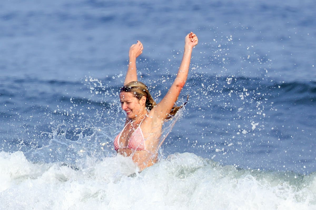 Apple, la hija mayor de Gwyneth Paltrow y Chris Martin, se divirtió en la playa de Los Hamptons