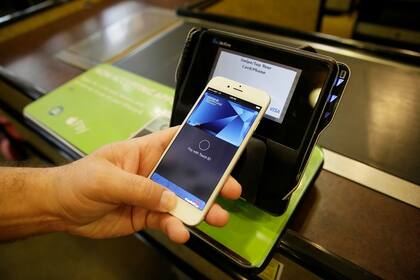Apple Pay es la plataforma que permite usar un iPhone como tarjeta de crédito