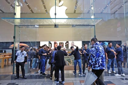 Los clientes son recibidos con aplausos por lo vendedores
