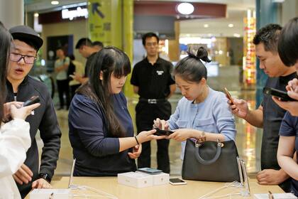 En China los compradores hicieron largas colas para comprar su teléfono