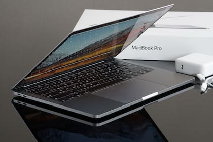 Apple recomienda que los usuarios no utilicen los protectores de webcam ya que podrían dañar la pantalla y los sensores de las computadoras MacBook