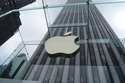 Apple señala que el acuerdo forma parte del compromiso que asumió en 2021 de invertir US$430.000 millones en la economía estadounidense en cinco años.
