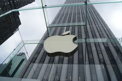Apple señala que el acuerdo forma parte del compromiso que asumió en 2021 de invertir US$430.000 millones en la economía estadounidense en cinco años.