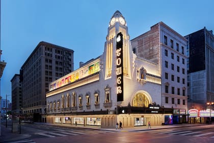 Apple Tower Theatre, la tienda más nueva de Apple en el corazón de Los Ángeles, abrió sus puertas a los visitantes hace pocos días