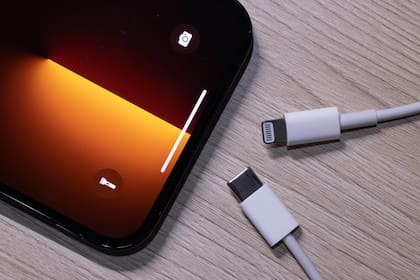 Apple usa el conector Lightning desde el iPhone 5, pero en 2024 migrará en Europa al USB-C que usan los dispositivos Android y sus propias iPad