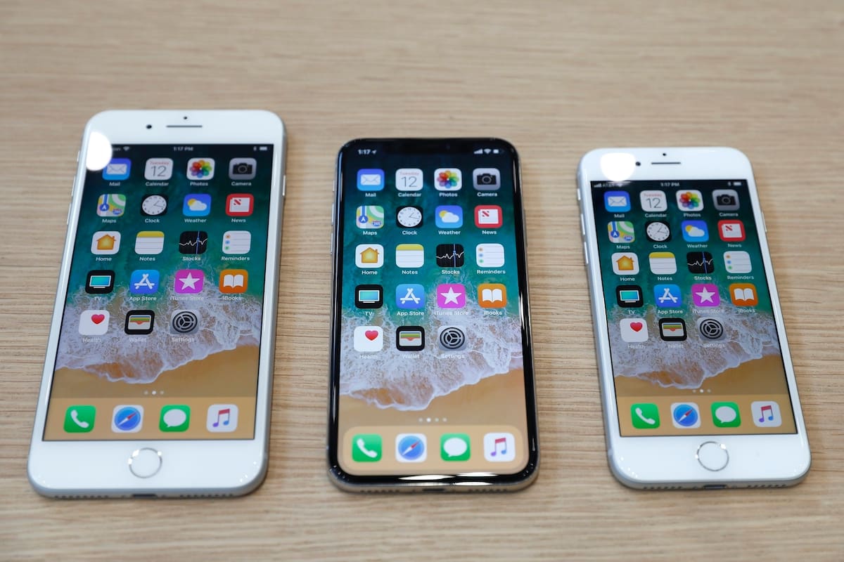 Apple usa pantallas de Samsung y LG para sus dispositivos, pero la capacidad de crear sus propias pantallas le resultaría en un mayor control sobre sus especificaciones y menores costos