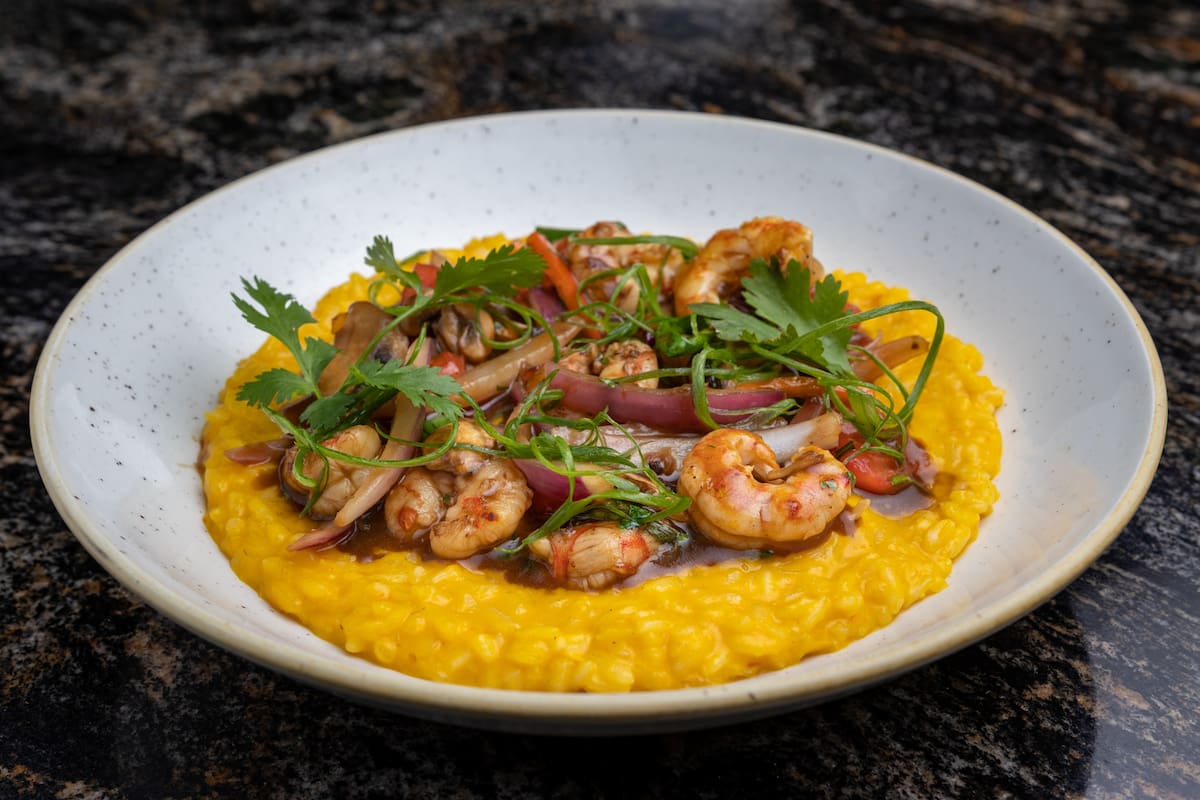 Aprendé cómo hacer causa con langostinos al panko y sorprendé este verano