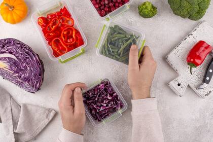 Aprender a conservar las frutas y verduras reduce el desperdicio, pues muchas veces terminan pudriéndose o en la basura