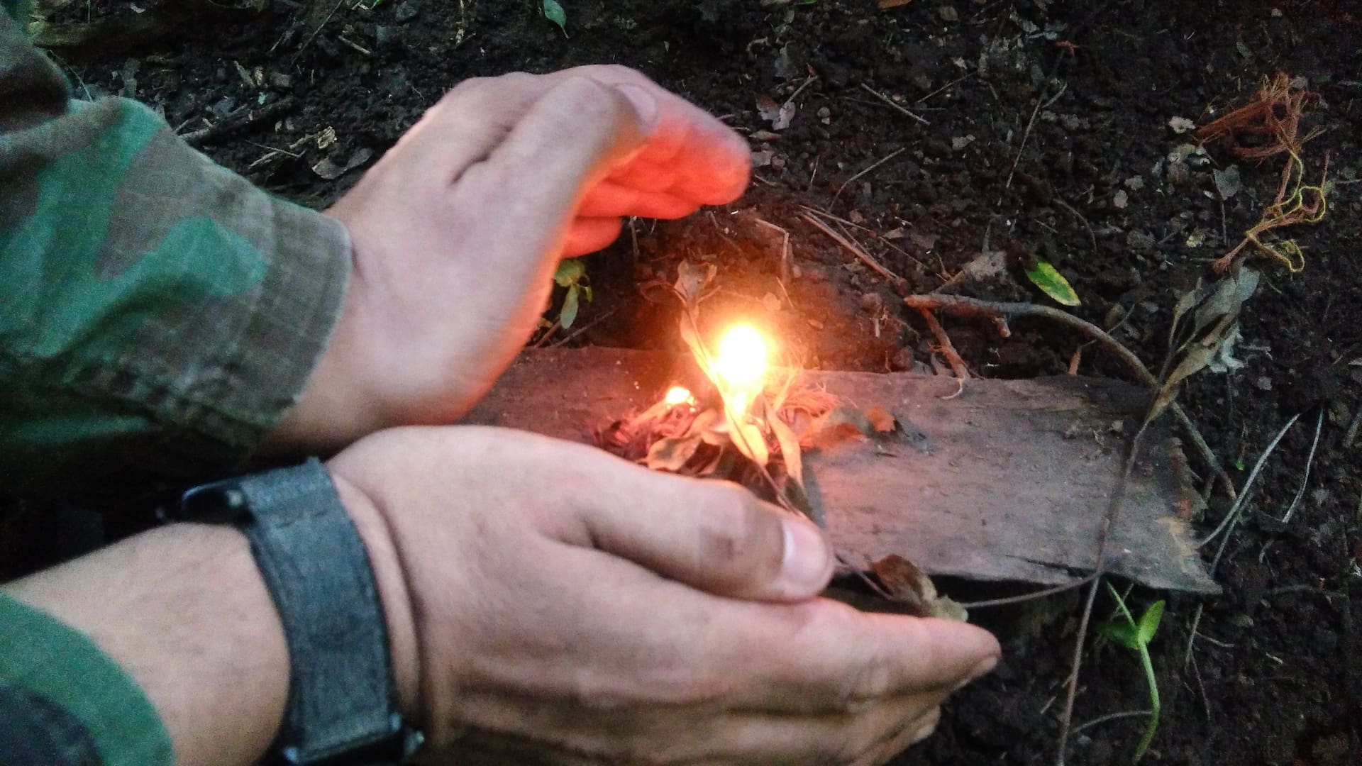 Aprender a hacer fuego sin fósforos ni encendedor, entre las principales técnicas de supervivencia
