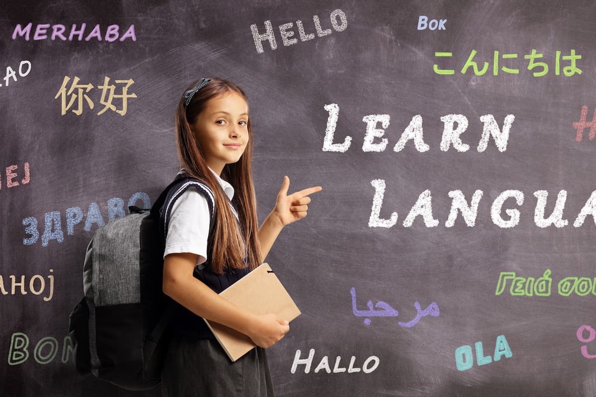 Aprender y practicar más de un idioma obliga al cerebro a alternar, diferenciar y procesar información de manera constante