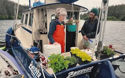 Aprendió mecánica y electricidad para poder resolver sola los problemas de su embarcación (Foto: Captura YouTube / The Alaskan Gypsy Life)