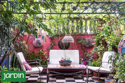 Aprovechando la luz y las texturas, se puede lograr que cada elemento trabaje para agrandar visualmente lo que parece reducido