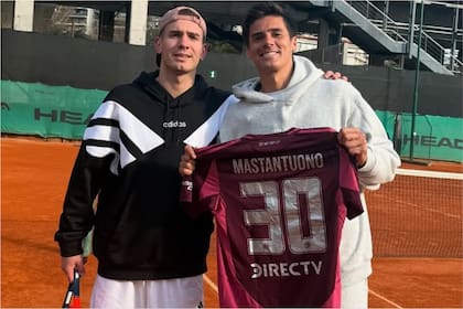 Aprovechando sus días libres, Franco Mastantuono jugó al tenis junto a Federico Coria