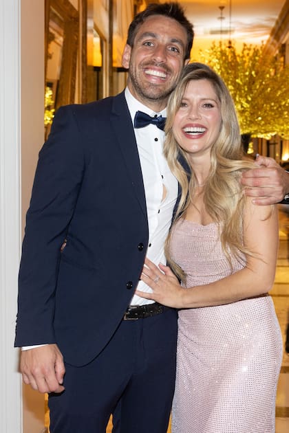 Aprovechando una pausa de la gira de La cena de los tontos, Laurita Fernández fue con su novio, el polista Matías Busquet. La actriz y bailarina lució un diseño con lentejuelas de Joti Harriague