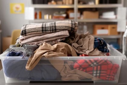 Aprovechar la mudanza para limpiar el armario es una de las mejores oportunidades para deshacerse de la ropa que uno ya no usa