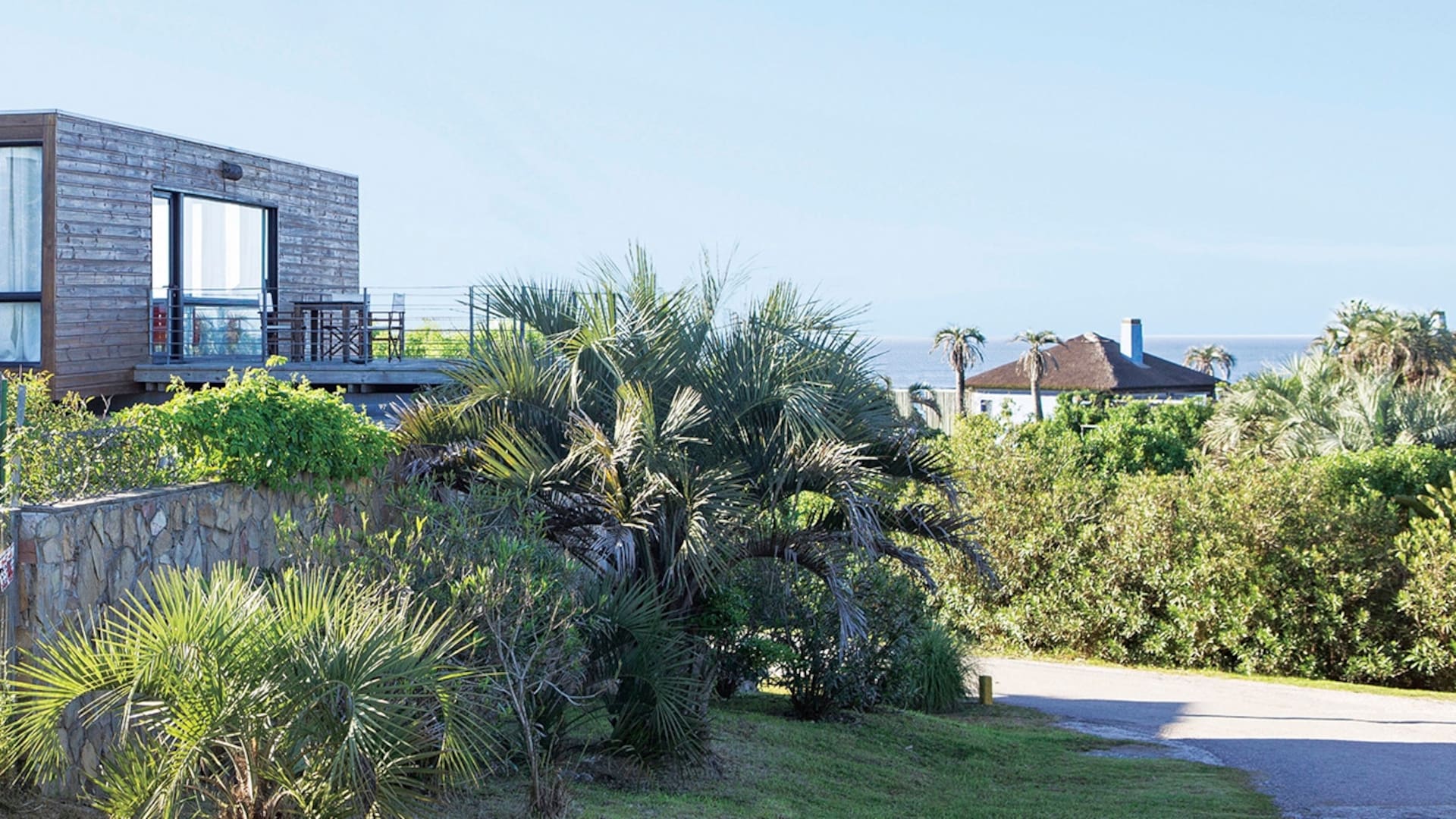 Aprovechar la vista a un océano Atlántico magnético fue la premisa que guió la construcción de Miradores de La Pedrera, un emprendimiento sustentable con líneas actuales y alma de pueblo que convive en armonía con la arquitectura rústica del encantador enclave uruguayo.