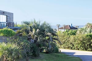 Aprovechar la vista a un océano Atlántico magnético fue la premisa que guió la construcción de Miradores de La Pedrera, un emprendimiento sustentable con líneas actuales y alma de pueblo que convive en armonía con la arquitectura rústica del encantador enclave uruguayo.