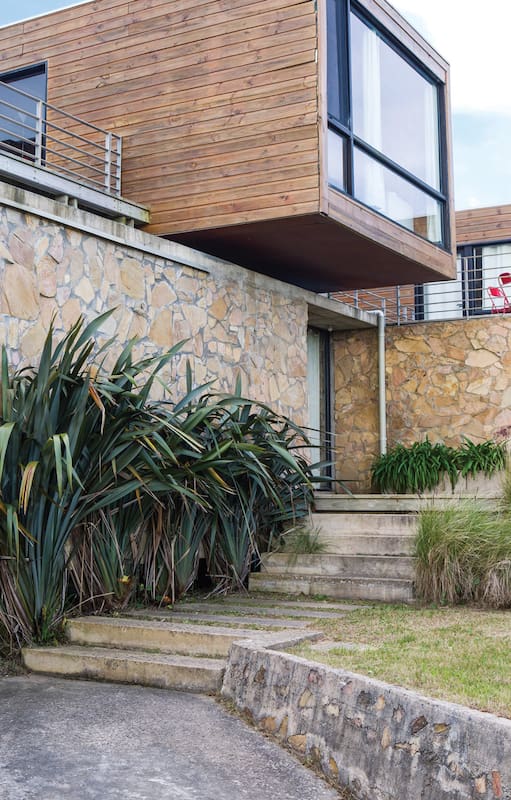 Aprovechar la vista a un océano Atlántico magnético fue la premisa que guió la construcción de Miradores de La Pedrera, un emprendimiento sustentable con líneas actuales y alma de pueblo que convive en armonía con la arquitectura rústica del encantador enclave uruguayo.