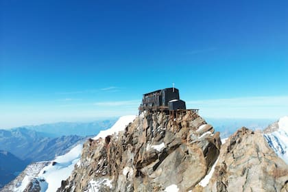Aproximadamente 30.000 excursionistas alcanzan la cima cada año y 4000 pernoctan allí