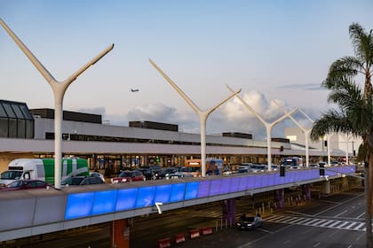 Aprueban aumento de las tarifas de taxis y servicios de transporte en LAX y entrará en vigor durante el verano boreal