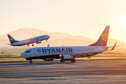 Empleados de Ryanair, reconocida por los vuelos a bajo costo, revelaron algunos secretos sobre la comida de los carritos y las estrategias de los pilotos durante un conflicto a bordo