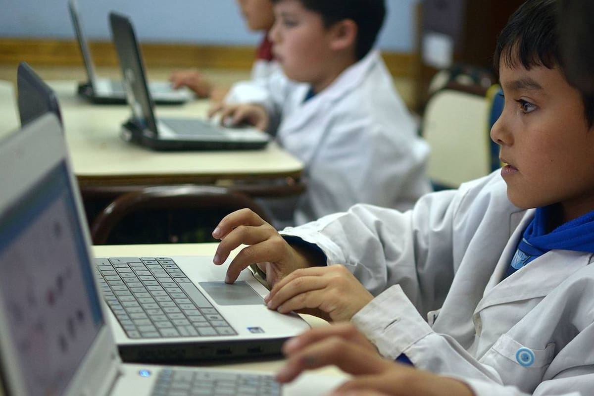 Apunta a enseñarle robótica y programación a 8 millones de chicos; ya no entregarán computadoras para que se lleven a los hogares