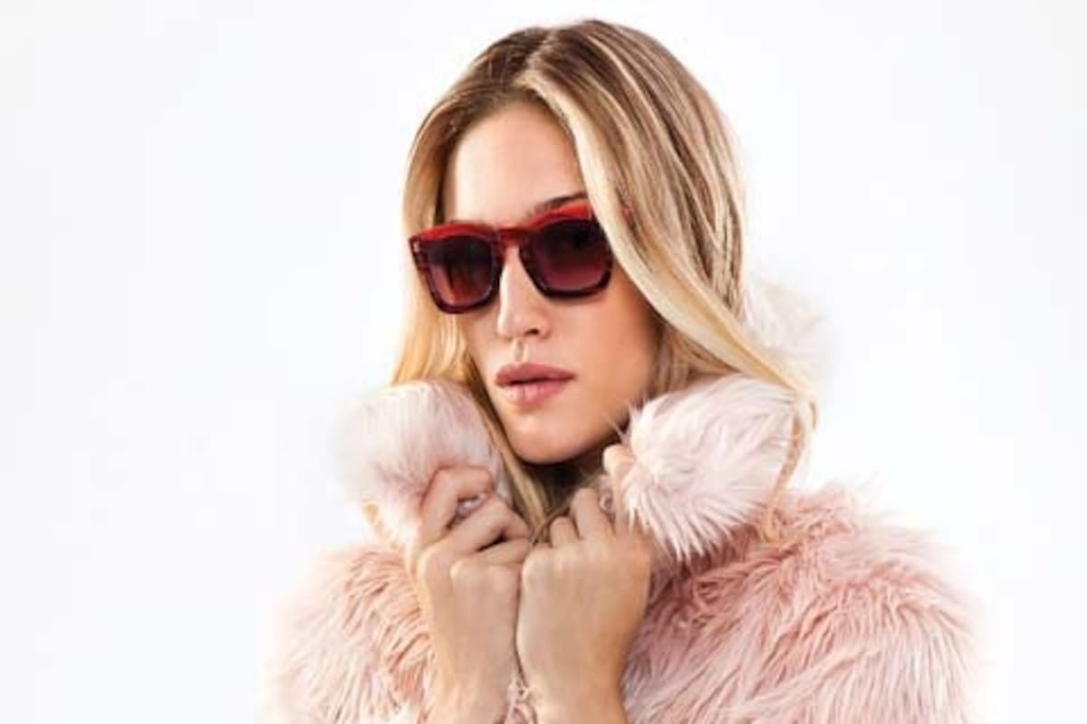 Apuntes de moda: la estética vintage sigue presente en las gafas (Infinit). El reloj (Swatch) volvió a ser un accesorio importante en el cierre de un look. El pelo del tapado (Tucci) se usa corto, medio o largo.