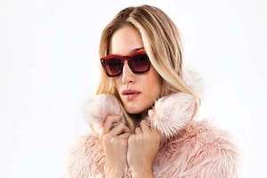 Apuntes de moda: la estética vintage sigue presente en las gafas (Infinit). El reloj (Swatch) volvió a ser un accesorio importante en el cierre de un look. El pelo del tapado (Tucci) se usa corto, medio o largo.