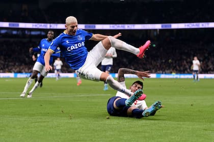 Aquel violento foul de Cristian "Cuti" Romero a Richarlison en un Tottenham Hotspur contra Everton en la Premier League; la rivalidad entre el argentino y el brasileño se apaciguaría en la próxima temporada: serán compañeros.