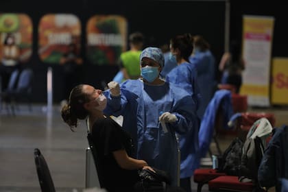 Aquella persona que tiene síntomas contagia más que un asintomático porque elimina más virus, aseguran los expertos
