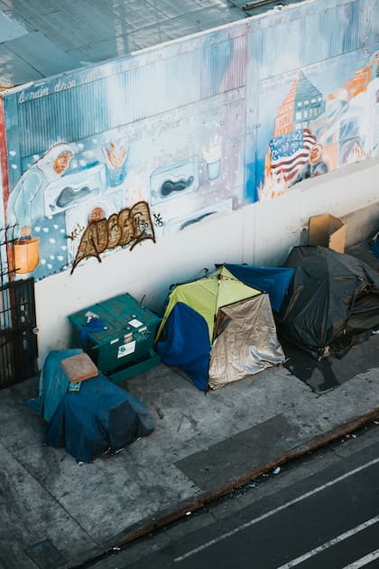 Aquellos que ayuden o faciliten el acampar de personas sin hogar podrían enfrentar multas de hasta US$1000 y hasta seis meses de cárcel