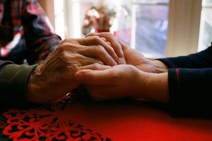 Aquellos que son testigo del deterioro mental de un ser querido también se ven afectados.