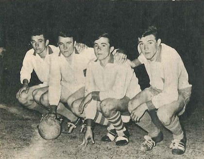 Aquí, con sus tres hermanos. El Gringo era el menor. Su hermano Néstor también fue futbolista: jugó en River y Racing, entre otros