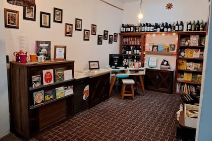 Aquí confluyen talleres, libros y tienda de vinos